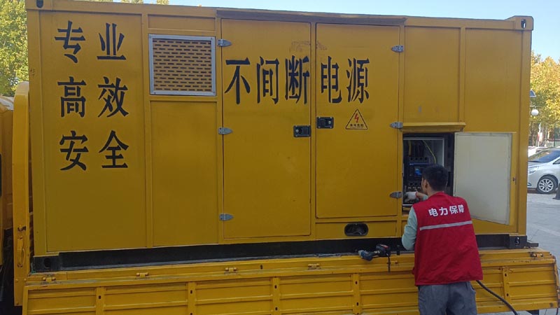 屏山柴油发电机组和UPS电源配合使用时，如何避免切换过程中的电力中断？